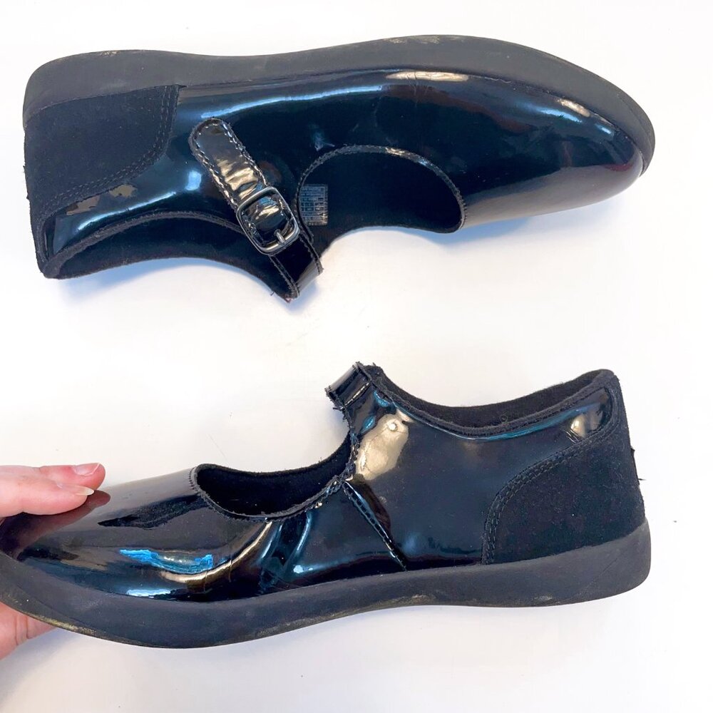 UGG Girls Patent Leather Mary Jane Shoes, Size 6 - Picture 3 of 7